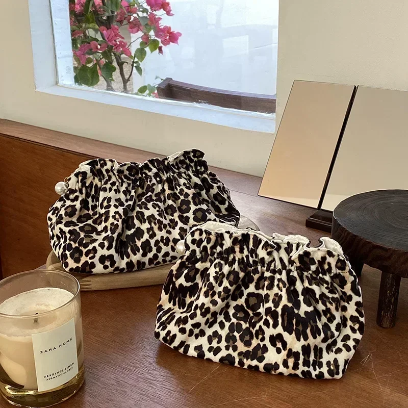 Immagine di Borsa Cosmetici Elegante con Stampa Leopardata