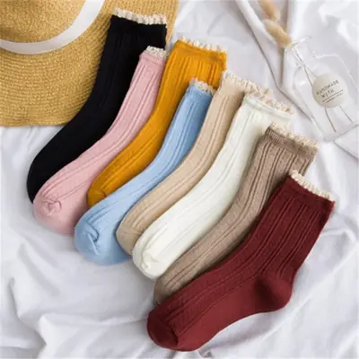 Image de Chaussettes Rétro Dentelle - Tendance Automne-Hiver 2024