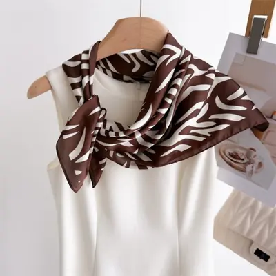 Image de Foulard Zèbre Soie 70x70cm - Élégant & Tendance