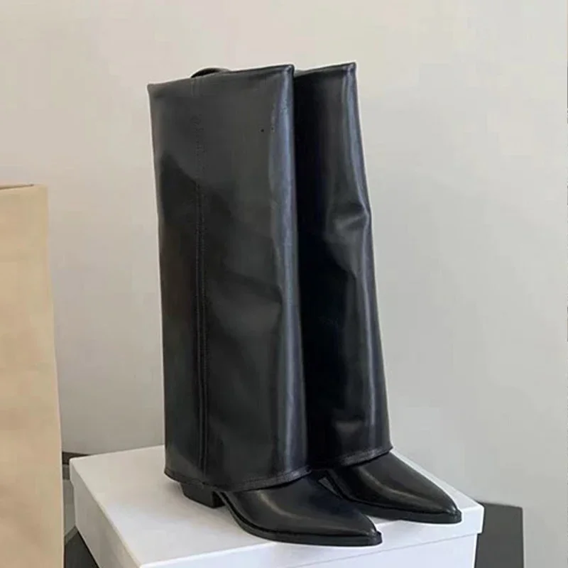 Immagine di Stivali da Donna in Pelle con Tacco Alto al Ginocchio – Moda Robusta e Stile Punk Chelsea per Inverno e Neve