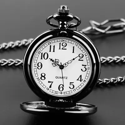 Image de Montre de Poche Vintage en Acier - Élégance Classique