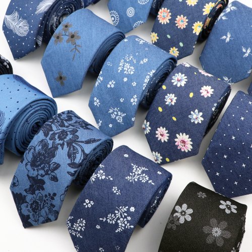 Afbeelding van Natuurlijke katoenen denim stropdas voor heren met bloemenveer en stippenprint, 7 cm breed, blauw – perfect voor bruiloften, casual uitjes en dagelijks gebruik