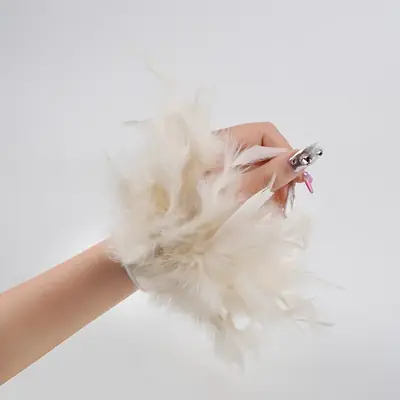 Image de Poignets en Plumes Naturelles - Accessoire Sexy & Élégant