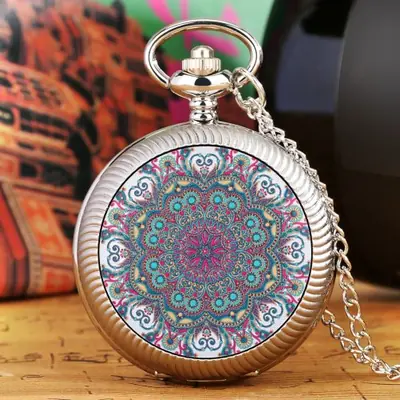 Image de Montre de Poche Vintage en Argent avec Cœurs Rotatifs
