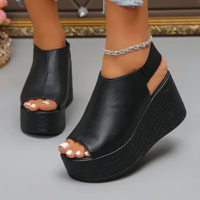 Image de Sandales Élégantes à Talons Compensés en Cuir - Été 2025
