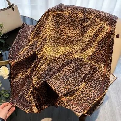 Image de Foulard Luxe Imprimé Léopard - Élégance & Polyvalence