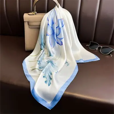 Image de Foulard Soie Imprimé Cheval Luxe Femme
