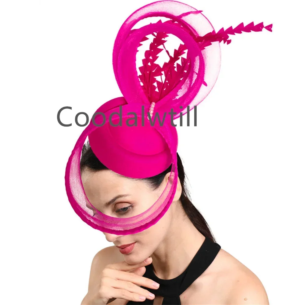 Afbeelding van Elegante Vintage Fascinator Hoed voor Dames – Veren en Pillendoosje Design, Perfect voor Kerk, Cocktailfeesten en Kentucky Derby