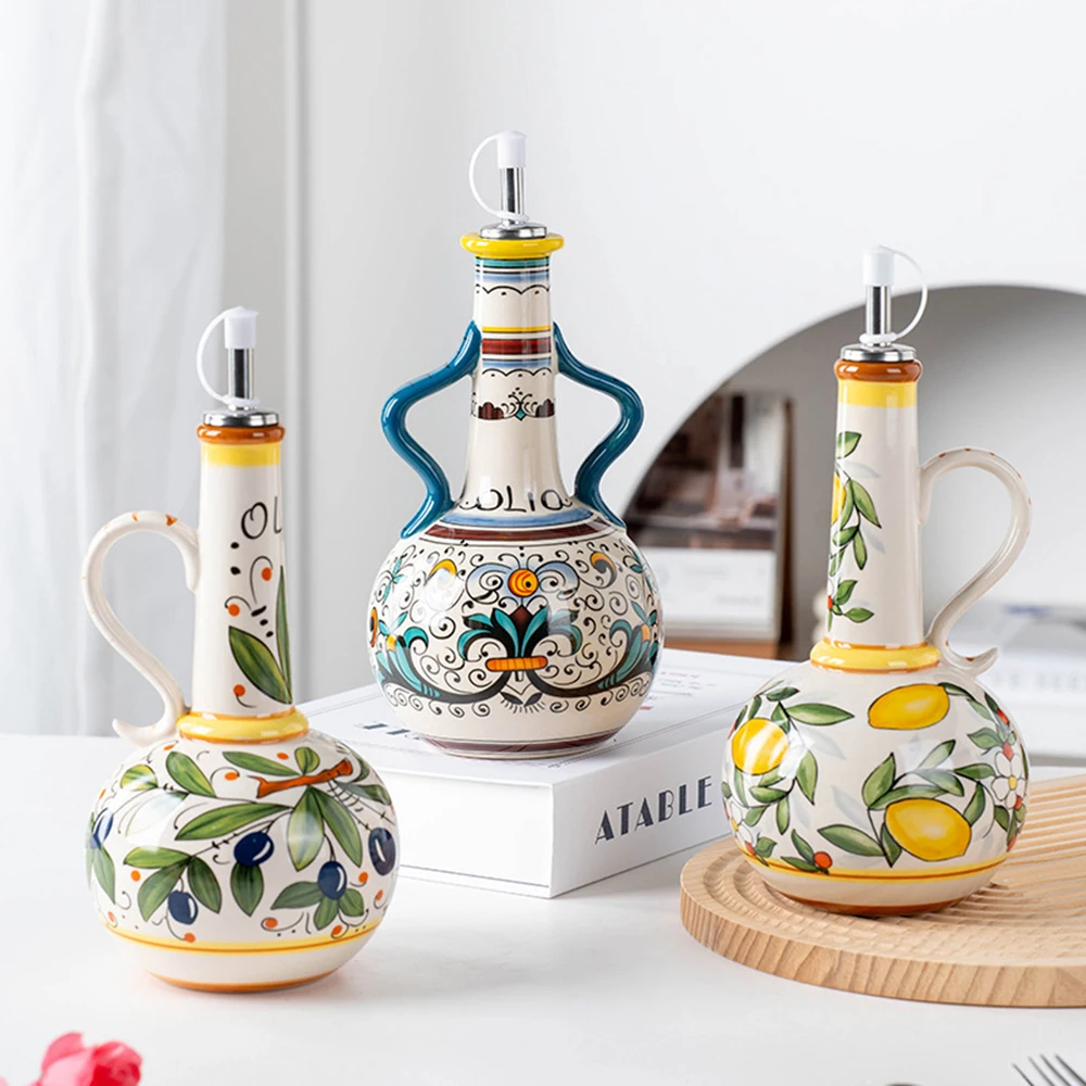 Immagine di Bottiglia di Olio in Ceramica Dipinta a Mano – Dispenser Elegante per Olio e Aceto, Design Nordico per Cucina Domestica