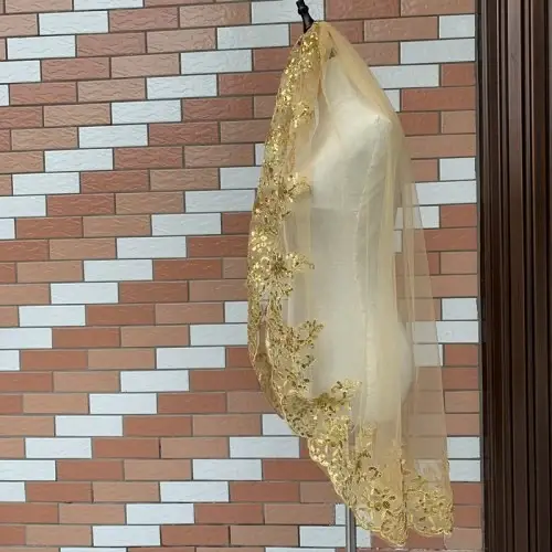 Image de Voile de Mariée Court Rouge en Dentelle avec Paillettes