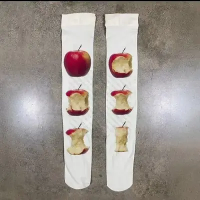 Image de Chaussettes Y2K Blanches à Imprimé Graffiti Punk
