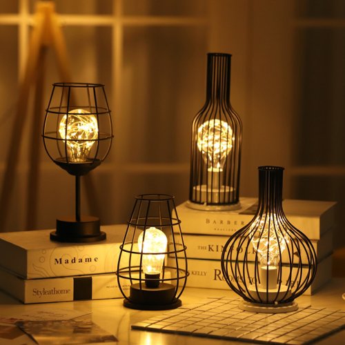 Afbeelding van Elegant Indoor IJzerdraad Kooi Nachtlampje met LED Verlichting - Batterijgedreven Decoratieve Tafellamp voor Slaapkamer en Woonkamer