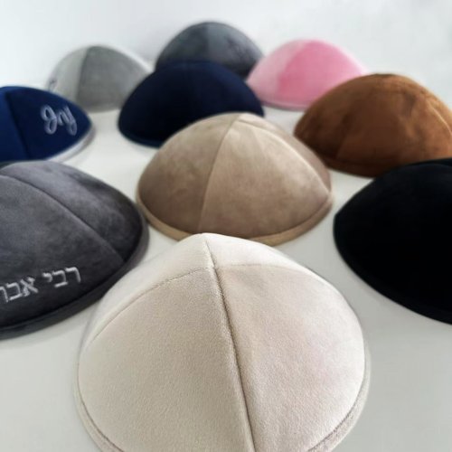 Immagine di Kippah Personalizzata in Velluto con Ricamo