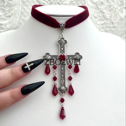 Imagen de Gargantilla Gótica de Terciopelo Rojo con Cruz Grande: Elegancia Oscura y Estilo Medieval para un Look Único