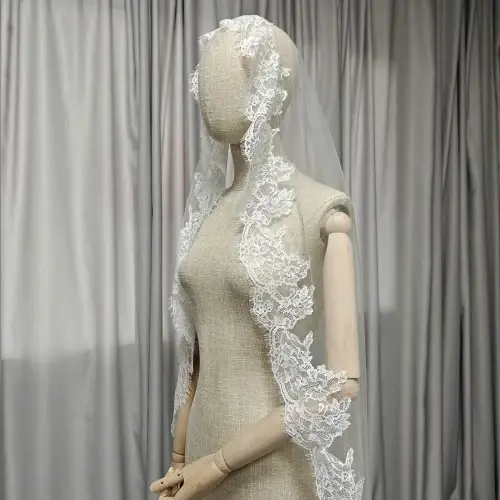 Image de Voile de Mariage Court avec Dentelle de Cils - Personnalisable