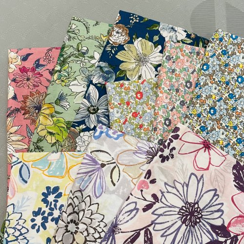 Afbeelding van Zachte Katoenen Poplin Stof met Anjerbloemen Print – Vintage 40s Liberty Stijl voor Kinderen en Baby’s, Ideaal voor Naaien, Jurken, Rokken en DIY Handgemaakte Kleding