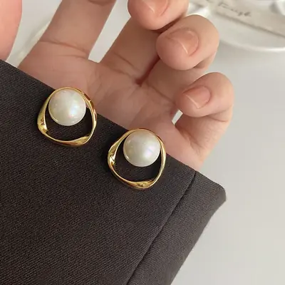 Image de Boucles d'oreilles dorées perles imitées - Design coréen tendance 2023