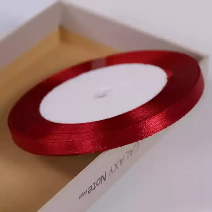 Image de Ruban Satin Bordeaux - Décoration Élégante pour Toutes les Occasions
