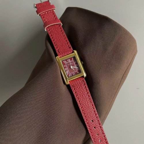 Bild von Elegante Damen-Armbanduhr mit rotem Lederarmband und quadratischem Zifferblatt – Luxus-Quarzuhr für modische Frauen