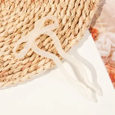 Image de Bâton à Cheveux avec Nœud en Forme de U - Accessoire Coiffure Élégant