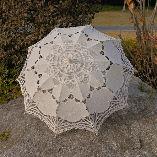 Afbeelding van Handgemaakte Battenburg Kant Parasol - Gotische Bruiloftsaccessoire