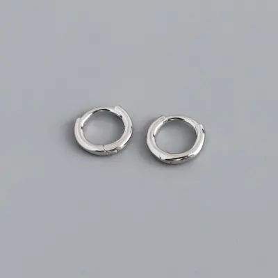 Image de Boucles d'oreilles créoles minimalistes en argent 925