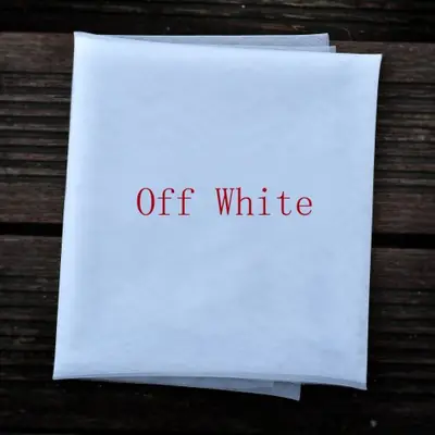 Image de Voile de mariée court perlé avec peigne - Élégance simple