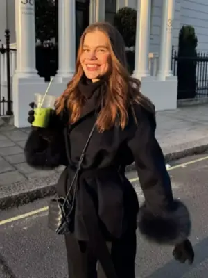 Image de Manteau Gris à Lacets avec Fourrure de Renard - Élégant & Tendance