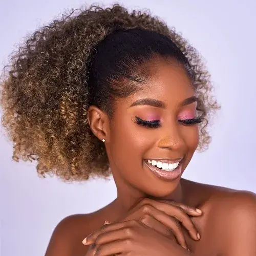 Image de Queue de Cheval Afro Bouffante Synthétique - Updo Courte avec Clips
