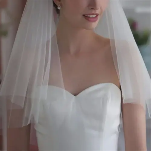Image de Voile de Mariage Court en Tulle Blanc Ivoire