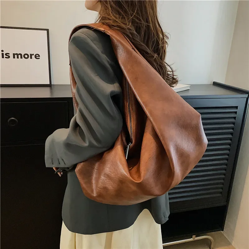 Imagen de Bolso de Hombro Grande para Mujer en Cuero Suave Negro, Bolso Hobo de Calidad con Diseño Sólido y Práctico para Compras y Viajes