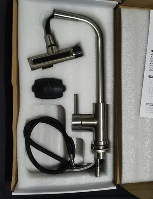 Image de Robinetterie de Cuisine Grise avec Tête Pivotante et Jet Noir