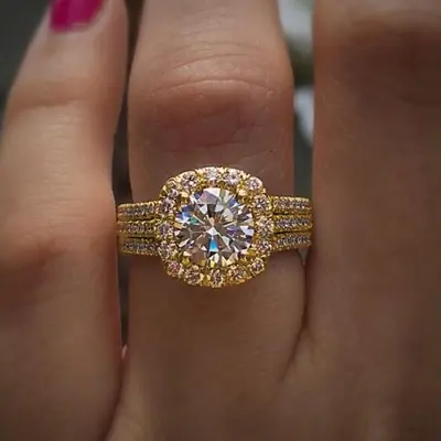 Image de Bague de Fiançailles Luxe en Zircone Cubique - Tendance & Élégante