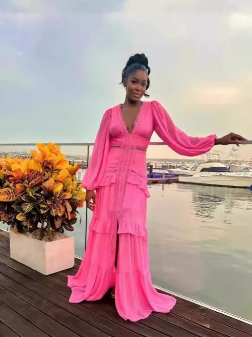 Image de Robe Maxi Élégante à Volants - Manches Longues Ajourées