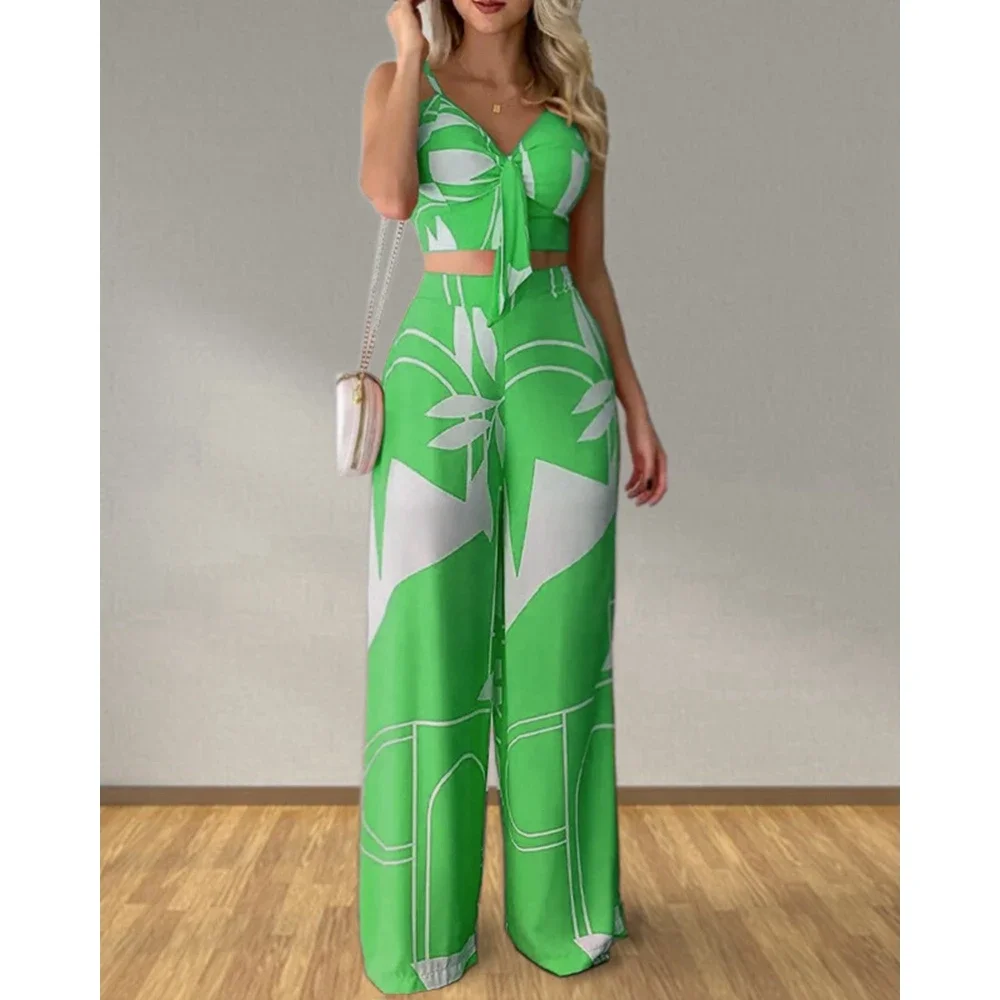 Immagine di Set Estivo Donna con Top a Spalline e Pantaloni Alta Vita in Stampa Tropicale, Abbigliamento Casual con Chiusura posteriore a Laccetti, Moda Estate 2023