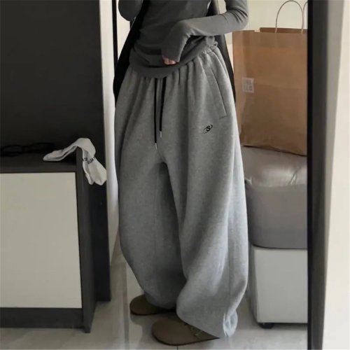 Immagine di Pantaloni Sportivi Larghi Stile Oversize Grigio Donna Harajuku con Ricamo Y2K - Moda Coreana Vintage Estetica