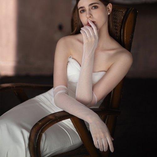 Afbeelding van Elegante Witte Bruidshandschoenen van Zachte Tule