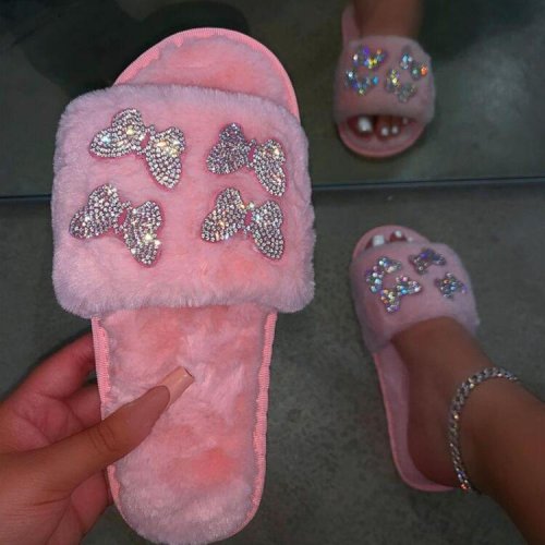 Immagine di 2025 autunno/inverno donna nuovi sandali di pelliccia con tacco medio piatto con suola spessa e punta tonda pantofole con strass bowknot pantofole da casa