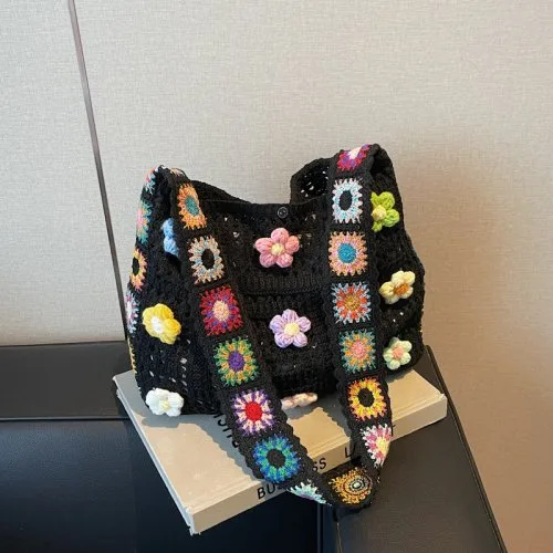 Schwarz mit Blumen