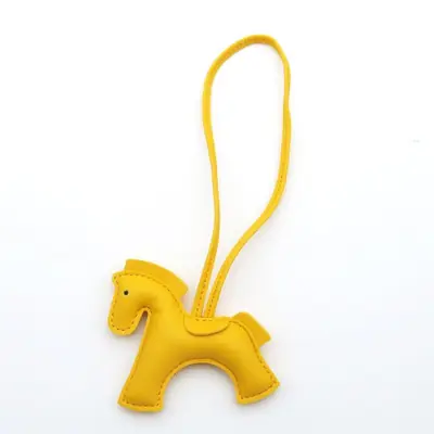 Image de Pendentif Cheval en Cuir Multicolore - Accessoire Élégant
