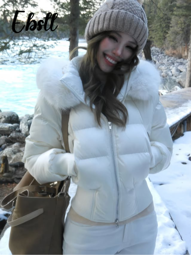 Bild von Stilvoller Wintermantel mit Pelzkapuze – Warm & Modern