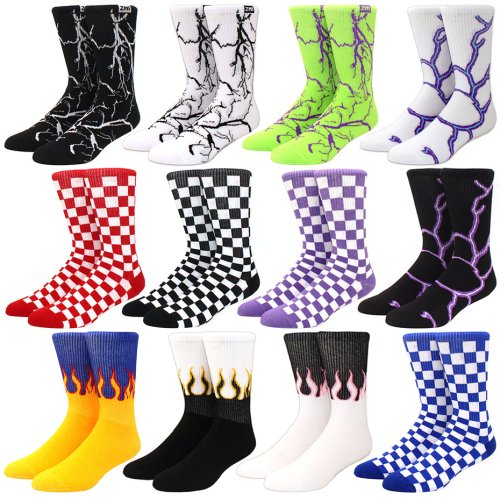 Imagen de Calcetines de Moda con Estampado de Tablero de Ajedrez y Llamas para Hombre y Mujer – Diseño Urbano para Deportes, Monopatín y Estilo Hip Hop