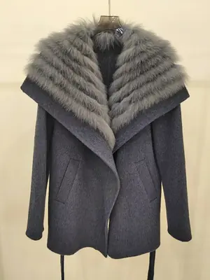 Image de Manteau en Fourrure de Renard Véritable - Élégance Hivernale