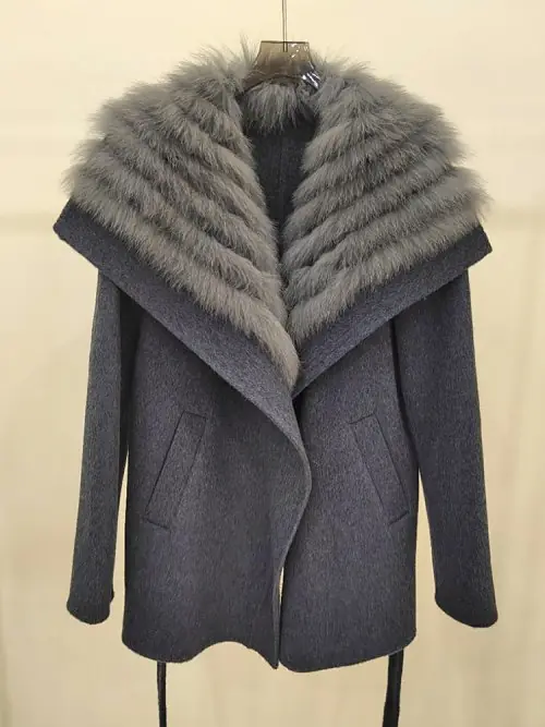 Image de Manteau en Fourrure de Renard Véritable - Élégance Hivernale