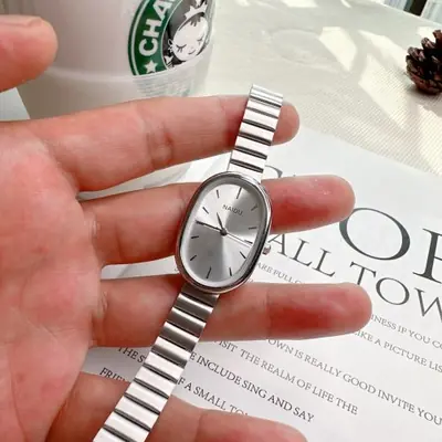 Image de Montre Femme Élégante - Cadran Ovale & Chaîne Simple