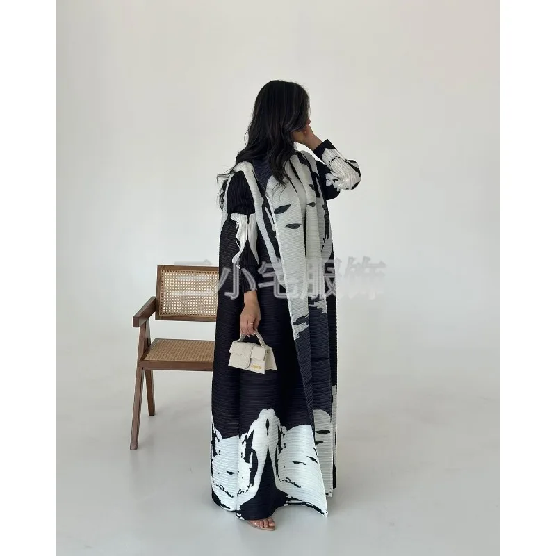 Afbeelding van Stijlvolle Retro Bedrukte Geplooide Windjack voor Dames met Patchwork Kraag en Riem – Lange Islamitische Abaya voor Modern Moslim Vrouwen