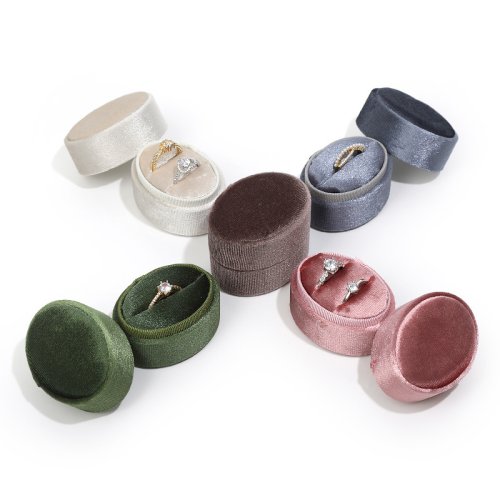 Afbeelding van Elegante fluwelen ovale ringdoos met sieradenpresentatie – perfect voor huwelijksringen en speciale gelegenheden