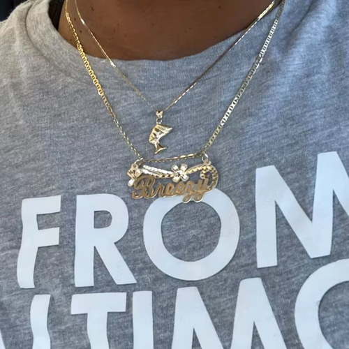 Afbeelding van Persoonlijke 14k gouden naamhanger met handgemaakte charme en roestvrij stalen ketting – Unieke sieraad voor vrouwen als cadeau