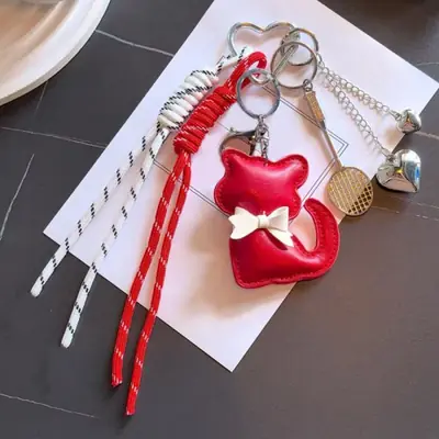 Image de Porte-clés Chat en Cuir Mignon avec Pompon Coeur