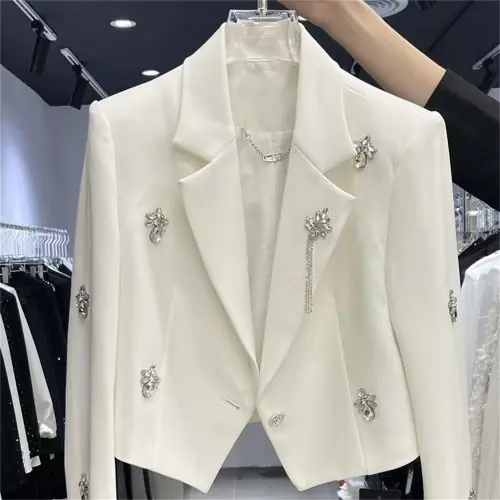 Image de Costume Femme Élégant avec Perles & Diamants - Printemps 2025